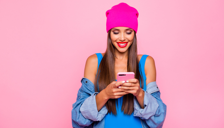 A girls wearing pink cap